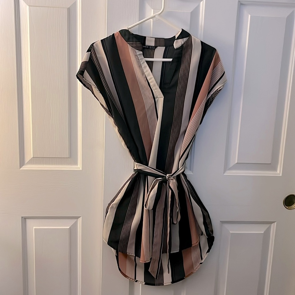 SHEIN striped capped-shoulder dress // v-neck with tie waist // size small